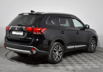 Подержанный автомобиль Mitsubishi Outlander 2018 года (5 фото)