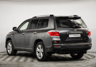 Подержанный автомобиль Toyota Highlander 2012 года (7 фото)