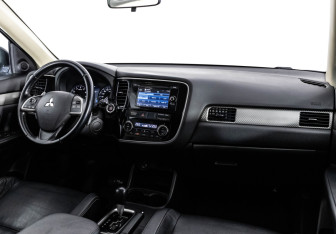 Подержанный автомобиль Mitsubishi Outlander 2013 года (9 фото)