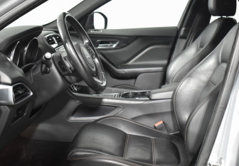 Подержанный автомобиль Jaguar F-Pace 2017 года (10 фото)