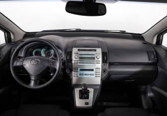 Подержанный автомобиль Toyota Corolla Verso 2007 года (10 фото)