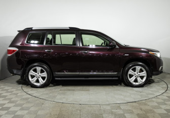 Подержанный автомобиль Toyota Highlander 2012 года (4 фото)