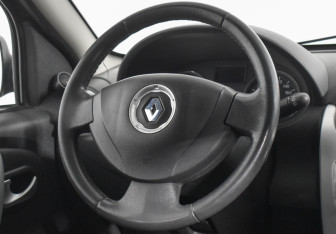 Подержанный автомобиль Renault Sandero 2013 года (14 фото)