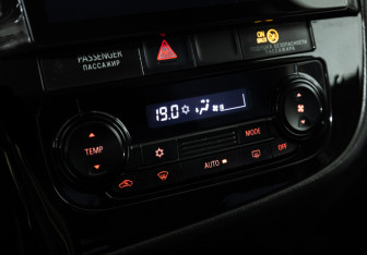 Подержанный автомобиль Mitsubishi Outlander 2015 года (16 фото)