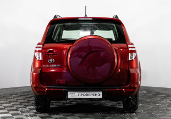 Подержанный автомобиль Toyota RAV4 2010 года (6 фото)
