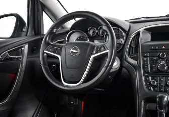Подержанный автомобиль Opel Astra Hatchback 2011 года (14 фото)