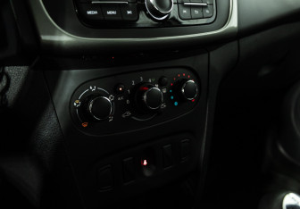 Подержанный автомобиль Renault Logan Sedan 2018 года (15 фото)