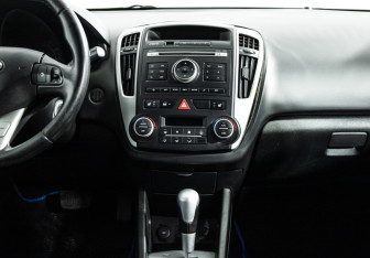 Подержанный автомобиль Kia Ceed Hatchback 2011 года (14 фото)