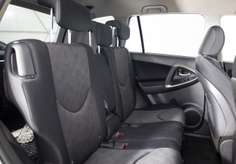 Подержанный автомобиль Toyota RAV4 2010 года (13 фото)