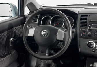 Подержанный автомобиль Nissan Tiida Hatchback 2011 года (16 фото)