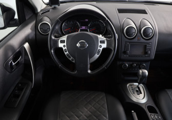 Подержанный автомобиль Nissan Qashqai 2012 года (10 фото)
