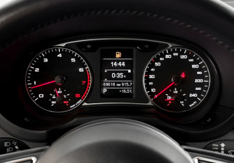 Подержанный автомобиль Audi A1 2015 года (17 фото)