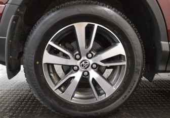 Подержанный автомобиль Toyota RAV4 2017 года (9 фото)