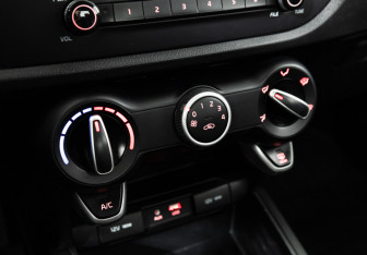 Подержанный автомобиль Kia Rio Sedan 2018 года (15 фото)