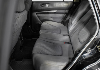 Подержанный автомобиль Nissan Wingroad 2005 года (10 фото)