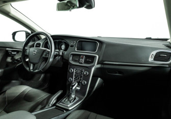 Подержанный автомобиль Volvo V40 Cross Country 2017 года (9 фото)