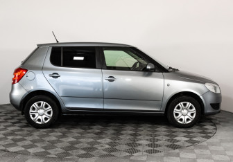 Подержанный автомобиль Skoda Fabia Hatchback 2013 года (4 фото)