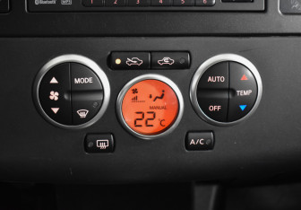 Подержанный автомобиль Nissan Tiida Hatchback 2013 года (15 фото)