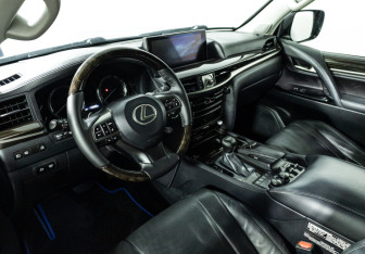 Подержанный автомобиль Lexus LX 2015 года (11 фото)