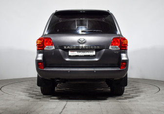 Подержанный автомобиль Toyota Land Cruiser Suv 2013 года (7 фото)