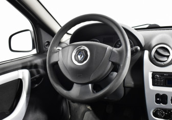 Подержанный автомобиль Renault Sandero 2014 года (16 фото)