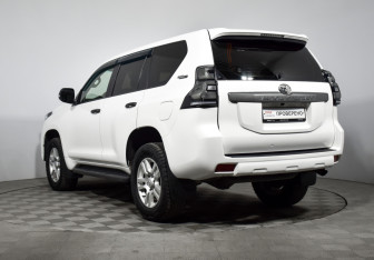 Подержанный автомобиль Toyota Land Cruiser Prado 2016 года (7 фото)