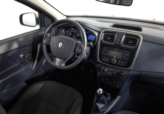 Подержанный автомобиль Renault Sandero 2018 года (8 фото)
