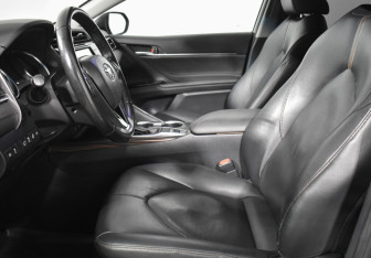 Подержанный автомобиль Toyota Camry Sedan 2019 года (10 фото)