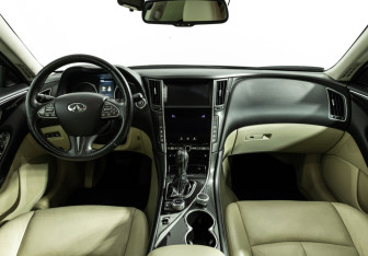 Подержанный автомобиль Infiniti Q50 2016 года (13 фото)