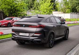 Подержанный автомобиль BMW X6 2021 года (7 фото)