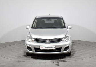 Подержанный автомобиль Nissan Tiida Hatchback 2013 года (2 фото)