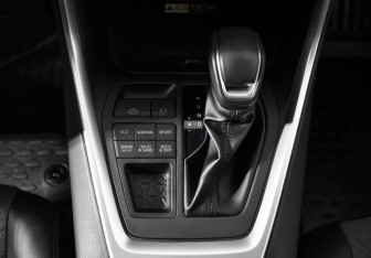 Подержанный автомобиль Toyota RAV4 2024 года (10 фото)