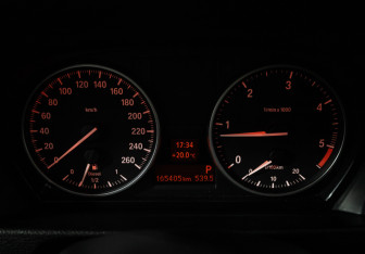 Подержанный автомобиль BMW X1 2014 года (12 фото)