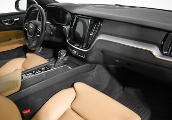 Подержанный автомобиль Volvo V60 2019 года (14 фото)