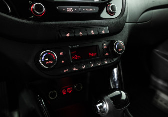 Подержанный автомобиль Kia Ceed Hatchback 2015 года (16 фото)