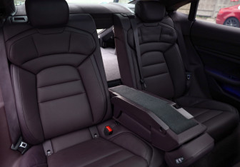 Подержанный автомобиль Porsche Taycan 2020 года (34 фото)