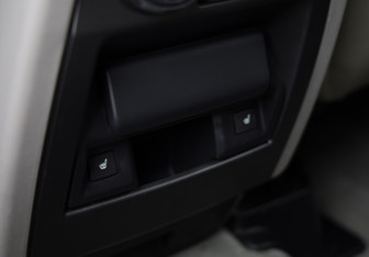 Подержанный автомобиль Land Rover Discovery 2013 года (24 фото)