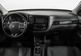 Подержанный автомобиль Mitsubishi Outlander 2016 года (10 фото)