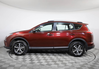 Подержанный автомобиль Toyota RAV4 2018 года (8 фото)