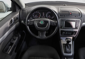 Подержанный автомобиль Skoda Octavia Liftback 2009 года (10 фото)