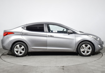 Подержанный автомобиль Hyundai Elantra Sedan 2011 года (4 фото)