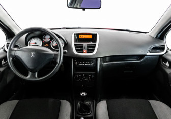 Подержанный автомобиль Peugeot 207 Hatchback 2008 года (10 фото)