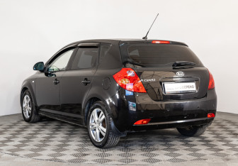 Подержанный автомобиль Kia Ceed Hatchback 2009 года (7 фото)