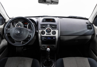 Подержанный автомобиль Renault Megane Sedan 2005 года (10 фото)