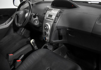 Подержанный автомобиль Toyota Yaris Hatchback 2006 года (13 фото)