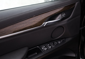 Подержанный автомобиль BMW X6 2016 года (22 фото)