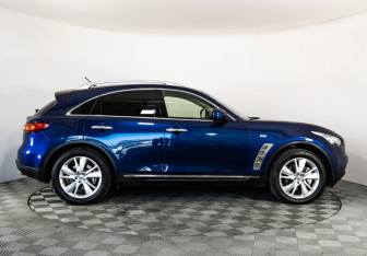 Подержанный автомобиль Infiniti QX70 2013 года (5 фото)