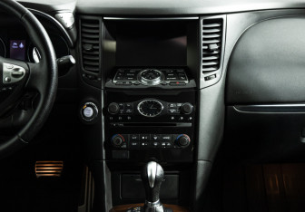 Подержанный автомобиль Infiniti QX70 2013 года (14 фото)