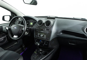 Подержанный автомобиль Ford Fiesta Hatchback 2008 года (9 фото)