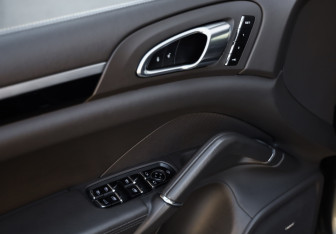 Подержанный автомобиль Porsche Cayenne 2015 года (21 фото)